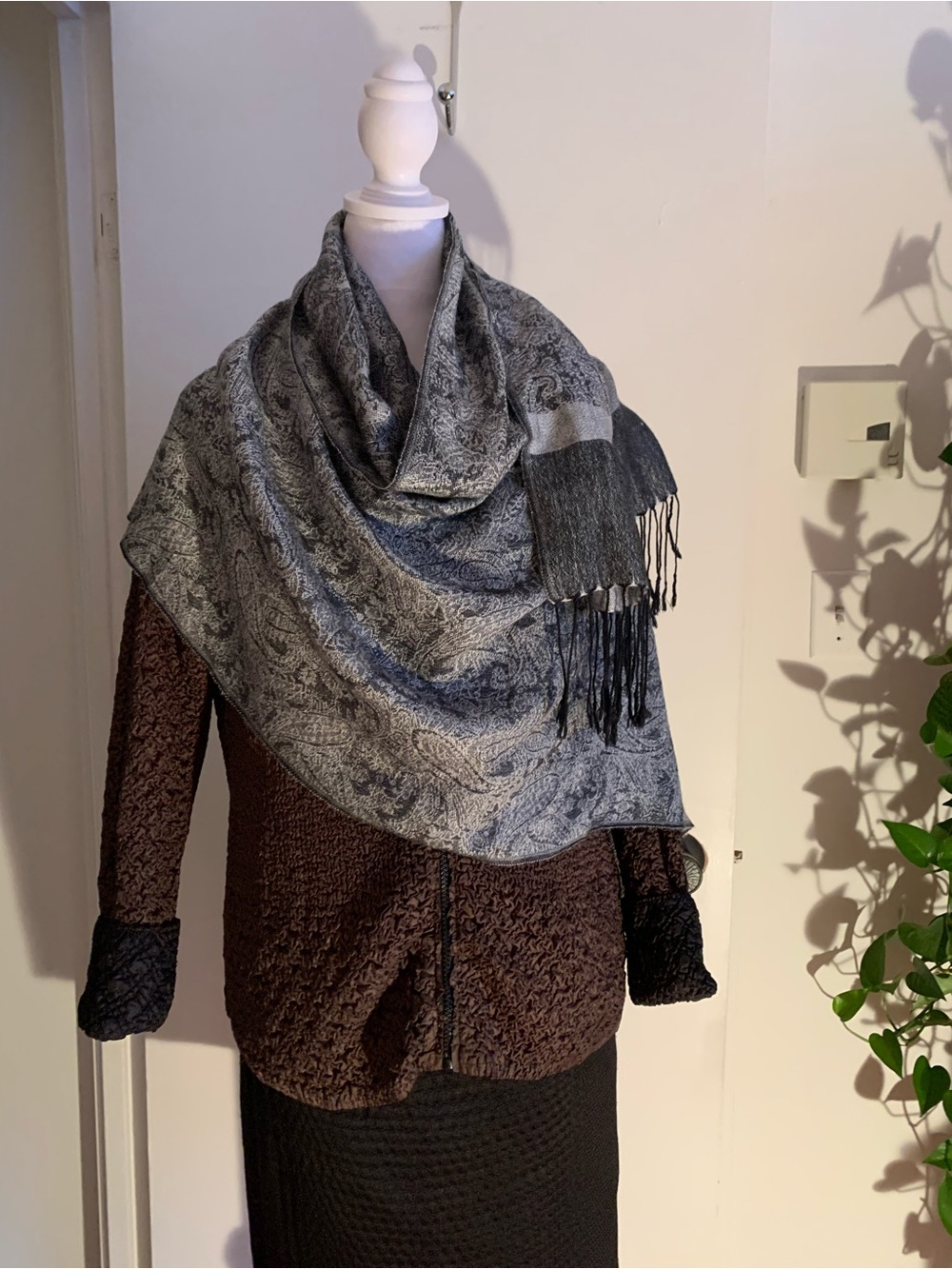 PASHMINA, 70% pashmina wool and 30% silk , Women’s Gray Paisley woven shawl